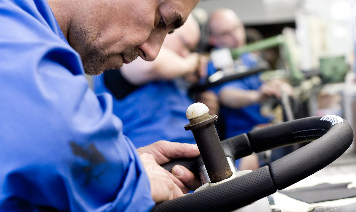 Artisan fabriquant un volant Momo